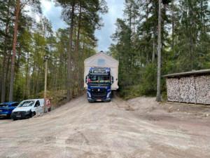 Rekka-auto kuljettaa HAWOn loma-asuntoa asennettavaksi Herrankukkaron kohteeseen Turun saaristossa.